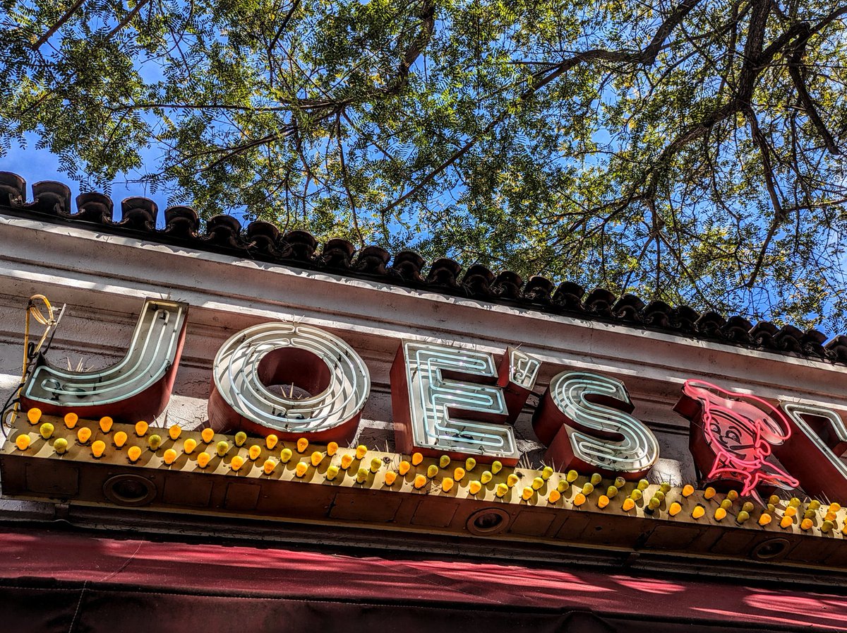 cookiesinheaven's tweet photo. Joe's Cafe.
State Street.
#SantaBarbara 
#NeonSign https://t.co/xD2rKKMFL0