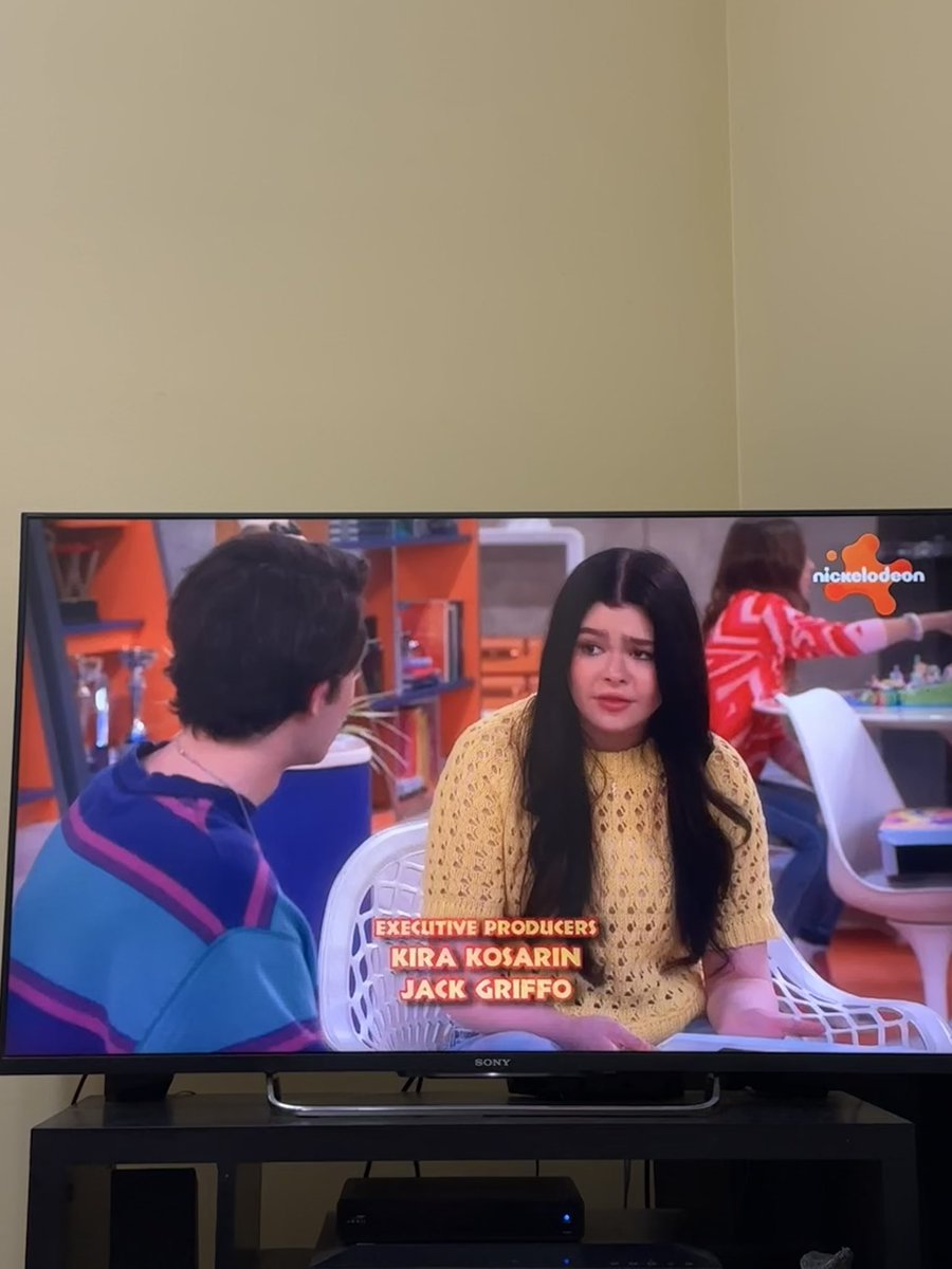 “executive producer kira kosarin” makes me cry, specially knowing how much she cares about the thundermans and how much work she put into this project🥺

#TheThundermansReturn ⚡️