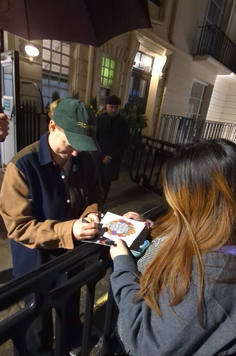 gracecalliart's tweet photo. Saw The Picture of Dorian Gray tonight and of course I had some art ready! Got lucky and got it signed at stagedoor too 😍 https://t.co/IdgS2ZsByv