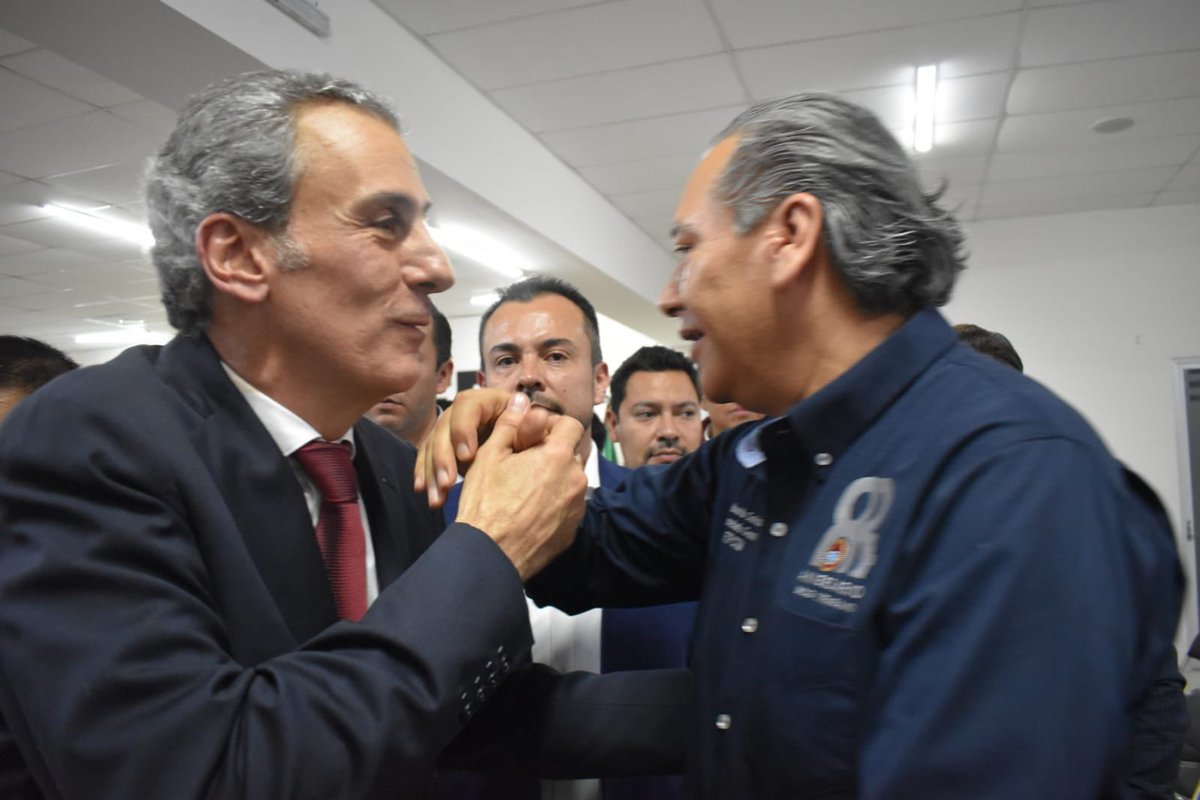 El líder de la <a href="/CTMPuebla/">CTM_FTPuebla</a>, <a href="/leobardosoto/">Leobardo Soto</a>, acompañó en su registro ante el <a href="/Puebla_IEE/">IEE Puebla</a>, a los candidatos a la gubernatura y a la presidencia municipal capitalina <a href="/armentapuebla_/">Alejandro Armenta</a> y <a href="/pepechedrauimx/">Pepe Chedraui 🇲🇽</a> respectivamente.