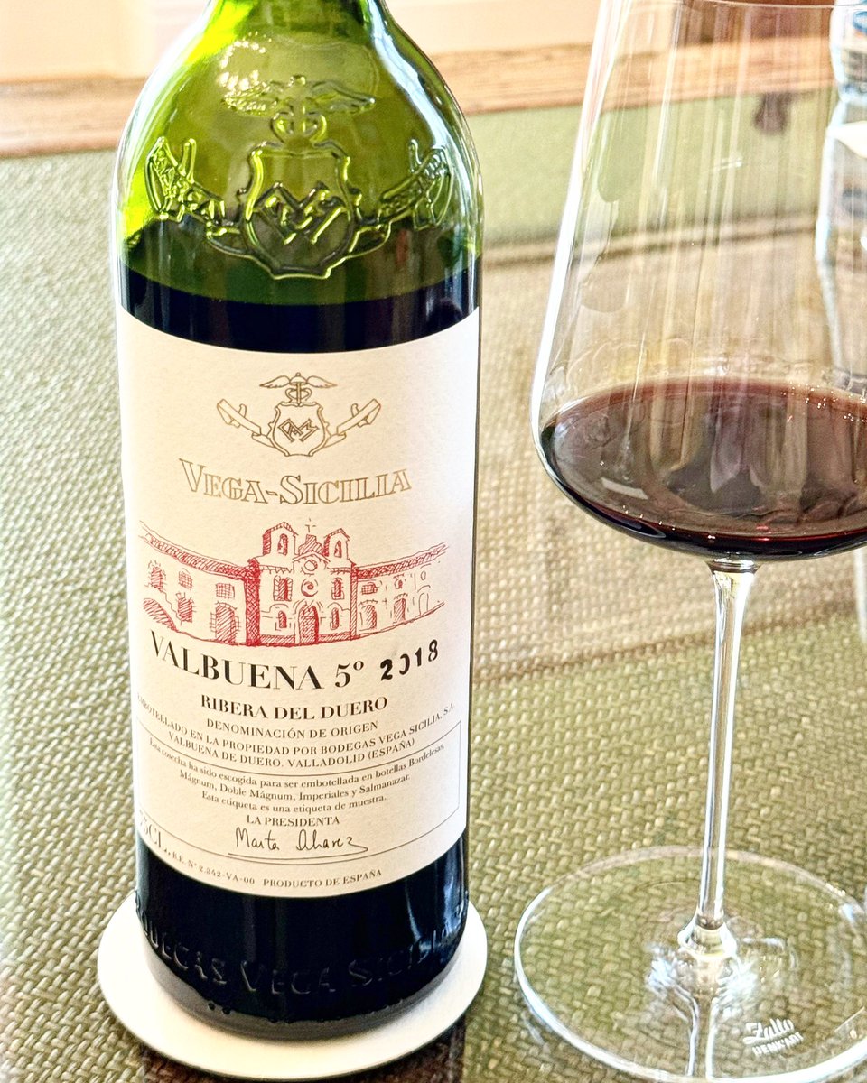 If you are looking for a wine showcasing delicious fruit, structure and elegance you have found it! This Valbuena 5° crafted by Bodegas Vega Sicilia is one we absolutely loved! 🍷 Pic by @WineDesTnations CC: @TVegaSicilia