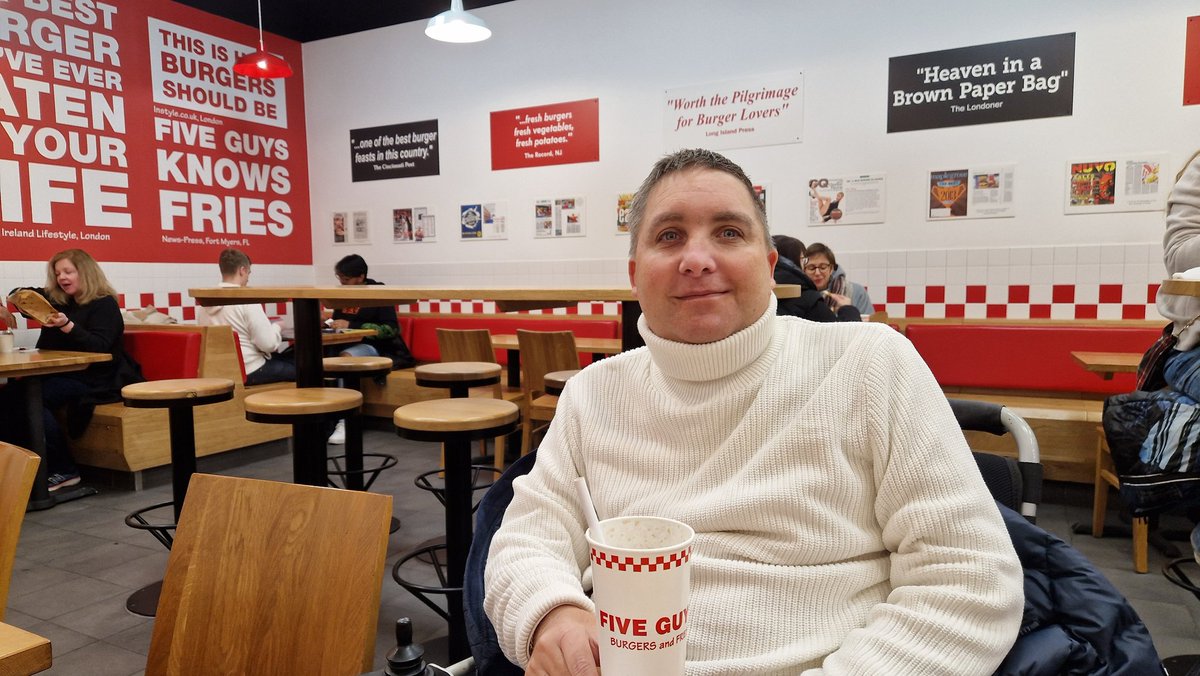 Gergo76Racz's tweet photo. Londonba a kedvenc hamburgerezőmben ! Five Guys the best ! https://t.co/IqBDgZl9ji