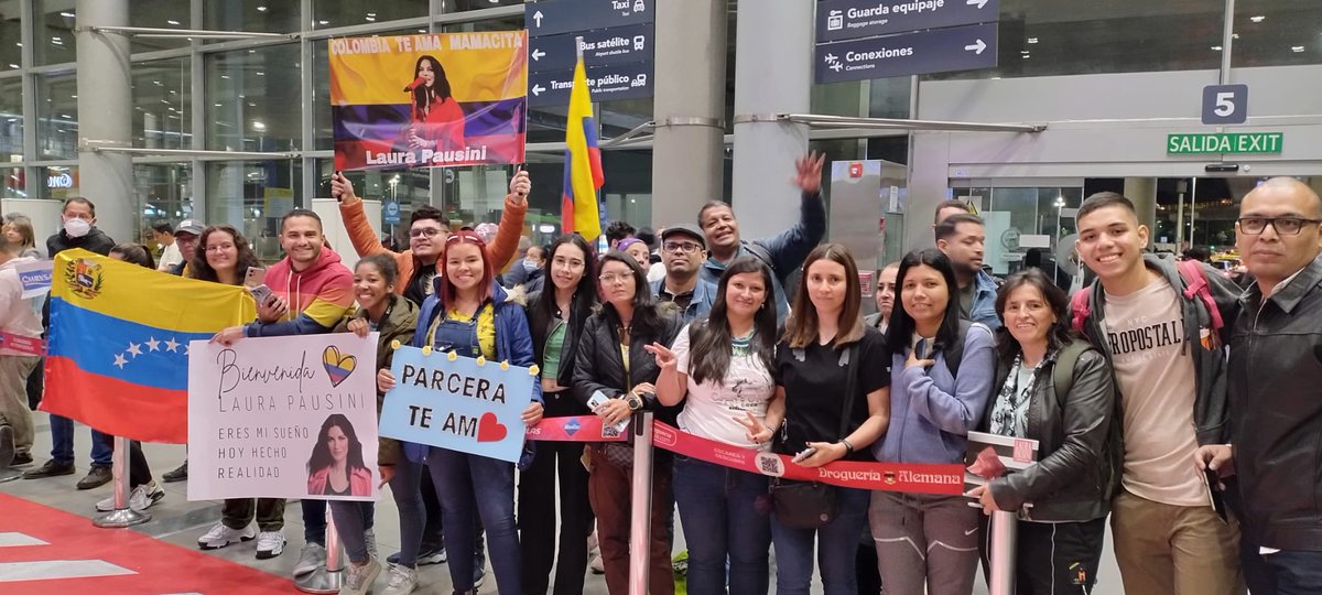 Aquí esperándote en el aeropuerto <a href="/LauraPausini/">Laura Pausini</a> <a href="/Laura4uOfficial/">Laura4u Official</a>  #Bogota #10demarzo