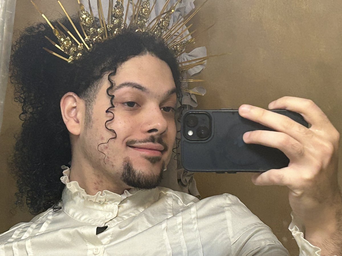 apatheticaqua_'s tweet photo. The whole outfit makes me look like a vampire lord but that’s what I was going for omg https://t.co/76DfiJNtC7