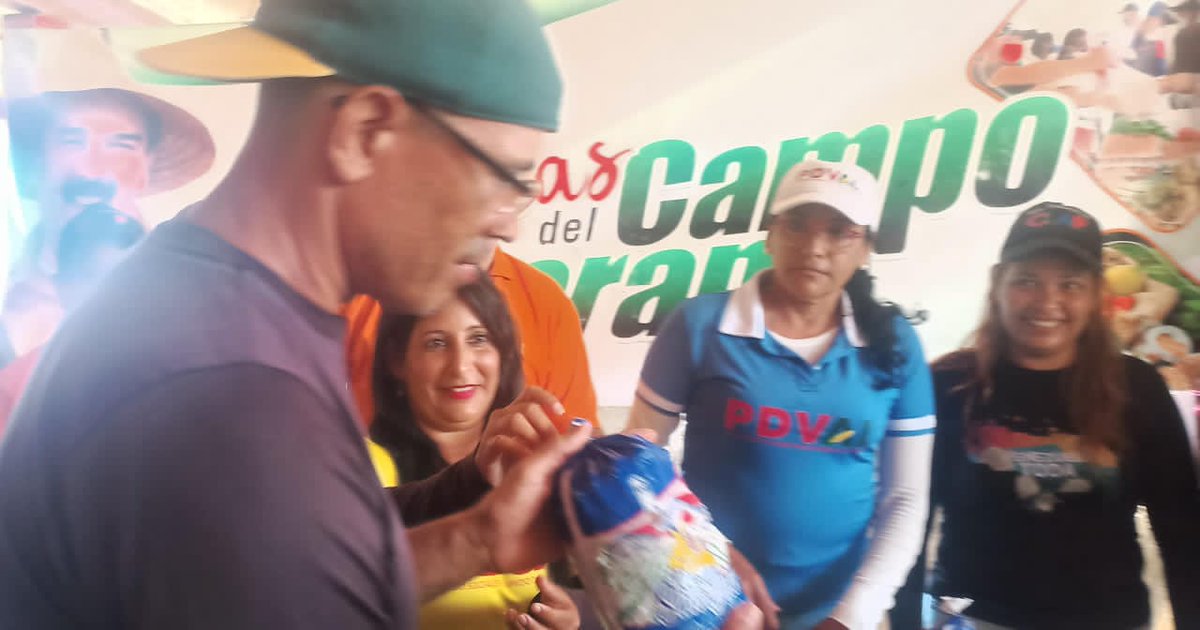 MinAlimenVen's tweet photo. #NuevaEsparta | El Gobierno Bolivariano benefició con proteína animal y víveres a 1.850 familias de la población de Manzanillo, municipio Antolín del Campo, con la ejecución de una Feria del Campo Soberano.

#CaminaConLaCultura https://t.co/HM7BJIMlMx