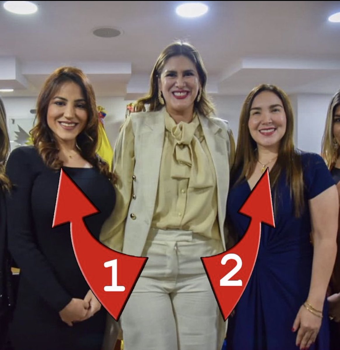 GAVVtech's tweet photo. ALERTA ecuatorianos esta señora parte de la mafia que ha destruido el país, ahora con más fuerza intenta ser candidata a presidente. No perderán la memoria no se dejarán engañar https://t.co/rPYjT4rDL3