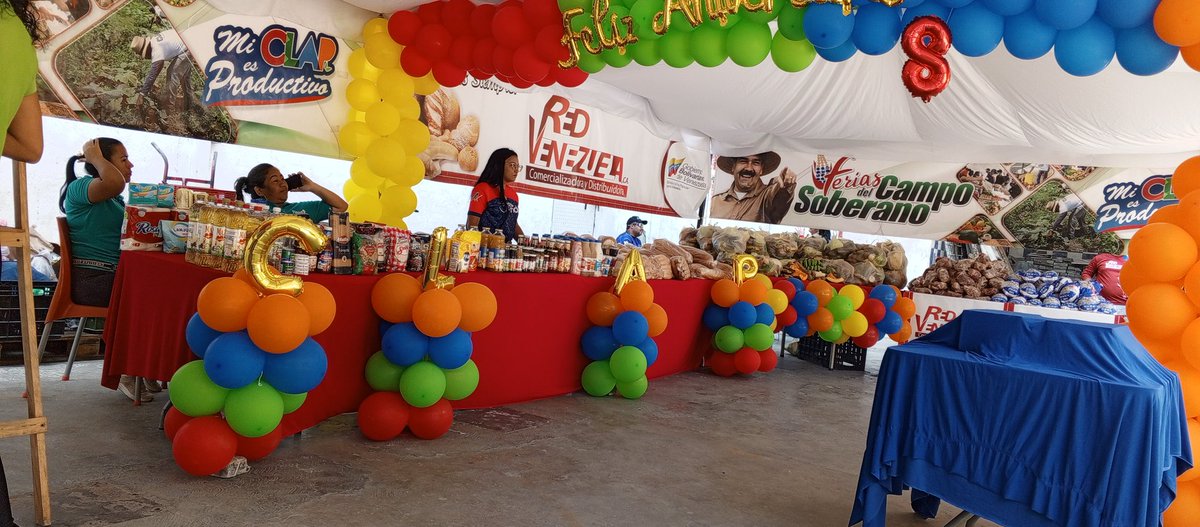 REDVZLA_OFICIAL's tweet photo. #InfoRed || @InfoRed acompañó al Estado Mayor de Alimentación en la Feria del Campo Soberano en la parroquia Catedral de Caracas.
Todos juntos celebrando el 8vo Aniversario CLAP #CaminaConLaCultura https://t.co/DrdXzf4Fnp