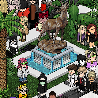 cerisepompe's tweet photo. #MODELLEHB eu com essa estátua linda! https://t.co/3TSyJMiN5N