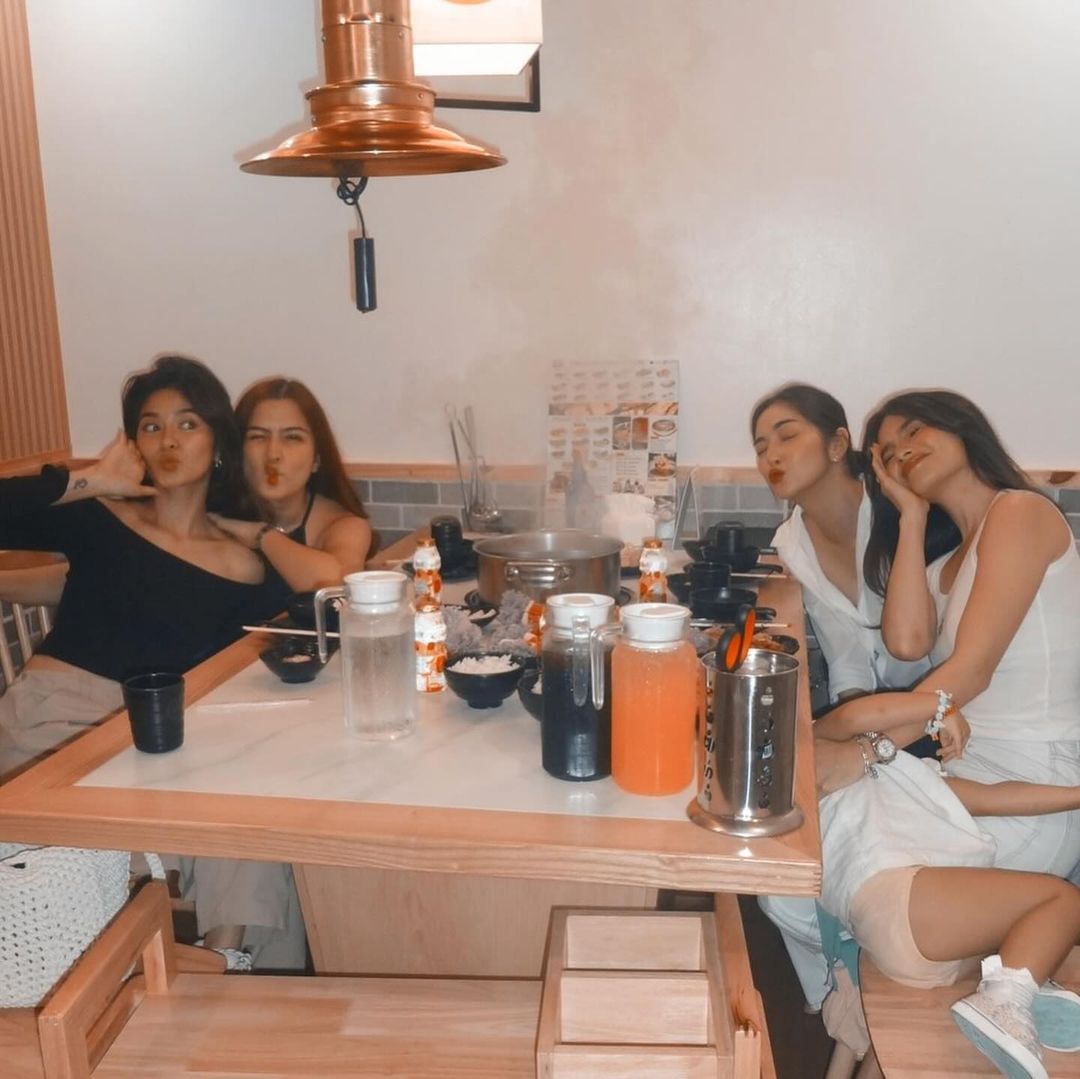 ABSCBNNews's tweet photo. PPP SISTERS REUNITED 💅🏻

Makalipas ang higit isang buwan mula nang magtapos ang kanilang seryeng 'Pira-Pirasong Paraiso,' muling nagkasama-sama sina Charlie Dizon, Alexa Ilacad, Loisa Andalio at Elisse Joson.

"Natuloy din sa wakas!! Hindi na drawing lang," ani Dizon sa kaniyang post kung saan ipinagdiriwang ng magkakaibigan ang kaarawan ni Ilacad.

(📷: Dizon, Instagram)