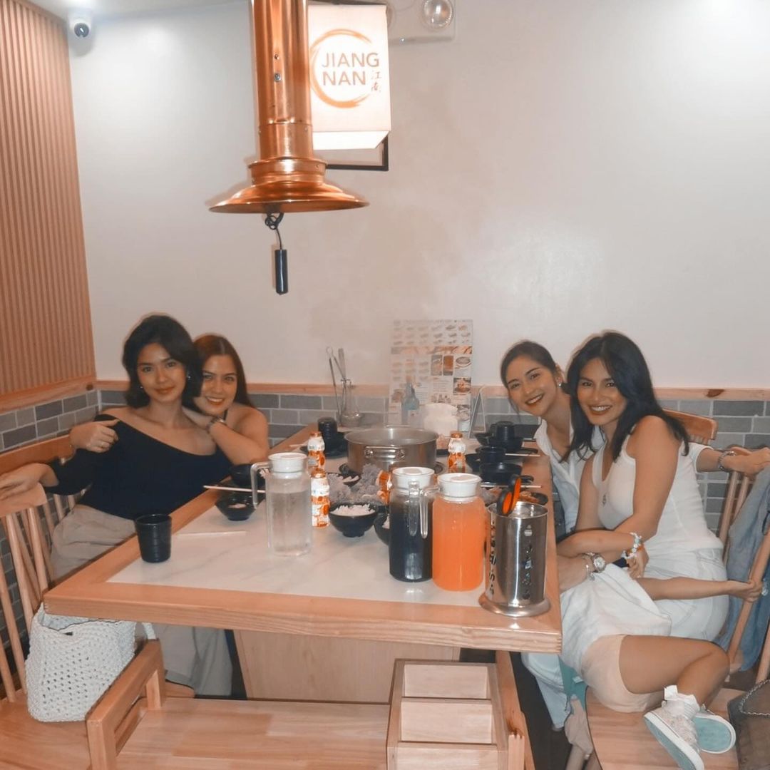 ABSCBNNews's tweet photo. PPP SISTERS REUNITED 💅🏻

Makalipas ang higit isang buwan mula nang magtapos ang kanilang seryeng 'Pira-Pirasong Paraiso,' muling nagkasama-sama sina Charlie Dizon, Alexa Ilacad, Loisa Andalio at Elisse Joson.

"Natuloy din sa wakas!! Hindi na drawing lang," ani Dizon sa kaniyang post kung saan ipinagdiriwang ng magkakaibigan ang kaarawan ni Ilacad.

(📷: Dizon, Instagram)