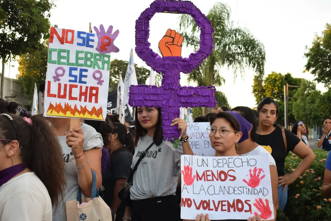 MumalaSde's tweet photo. #8M | Día Internacional de las Mujeres Trabajadoras ✊🏼

Nuevamente salimos a las calles a gritar ¡A la motosierra, resistencia!

Denunciamos la opresión y el desprecio del gobierno hacia los sectores populares, especialmente hacia las mujeres y disidencias. https://t.co/qKfstg8LJW