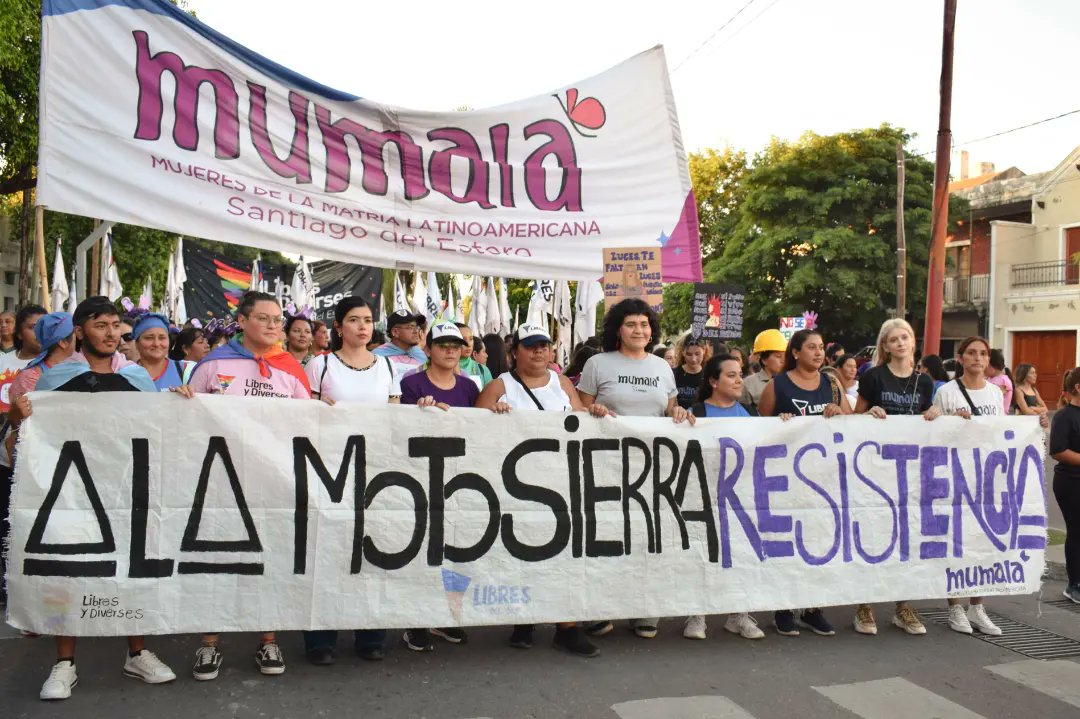 MumalaSde's tweet photo. #8M | Día Internacional de las Mujeres Trabajadoras ✊🏼

Nuevamente salimos a las calles a gritar ¡A la motosierra, resistencia!

Denunciamos la opresión y el desprecio del gobierno hacia los sectores populares, especialmente hacia las mujeres y disidencias. https://t.co/qKfstg8LJW
