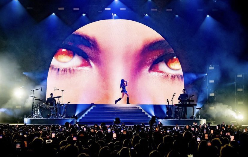 ffshails's tweet photo. PAUSE… the stairs madison has on stage are literally the same ones in the baby music video HELLO?!?!!!?! https://t.co/5iddMGeFba