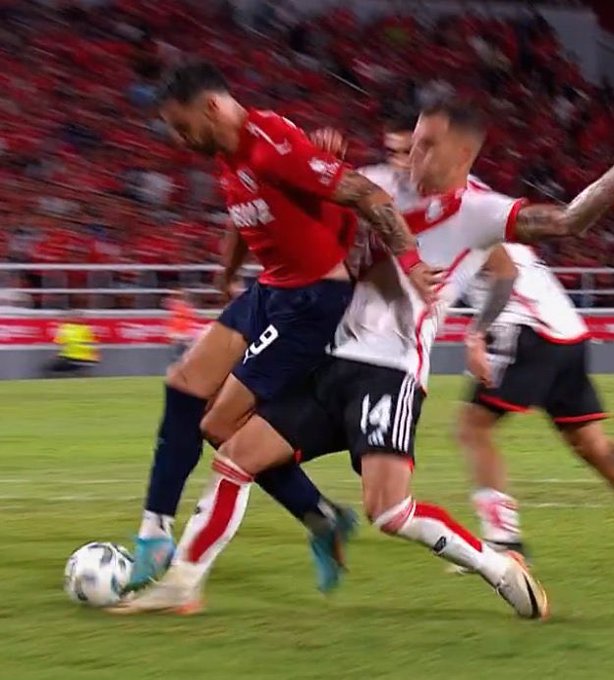 Otra vez Independiente perjudicado con un penal no sancionado en el final tras el empate ante River en Avellaneda GIRPBwKXwAAniEn?format=jpg&name=small