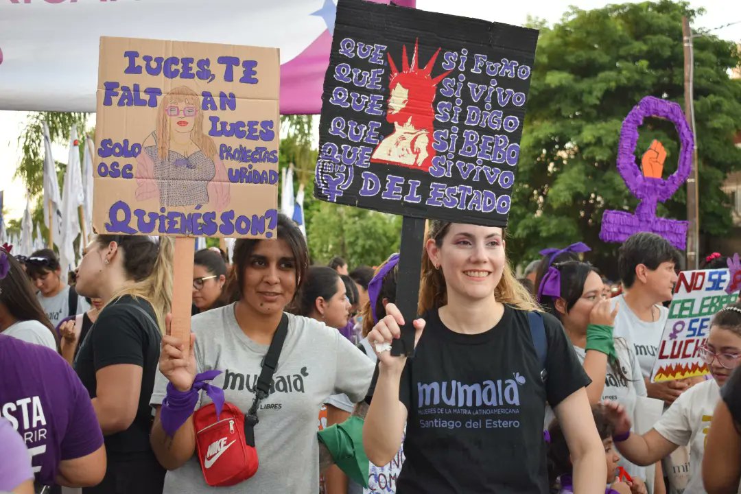 MumalaSde's tweet photo. ✊🏼Seguiremos resistendo para defender los derechos conquistados por el movimiento feminista y LGBTIQ+ y enfrentaremos las políticas que promueven violencia y recortes. 

En las calles tiramos abajo la Ley Ómnibus, ahora derribaremos al DNU!

No al DNU ❌️
Aborto Legal es Derecho https://t.co/k4ReGyJ9ri