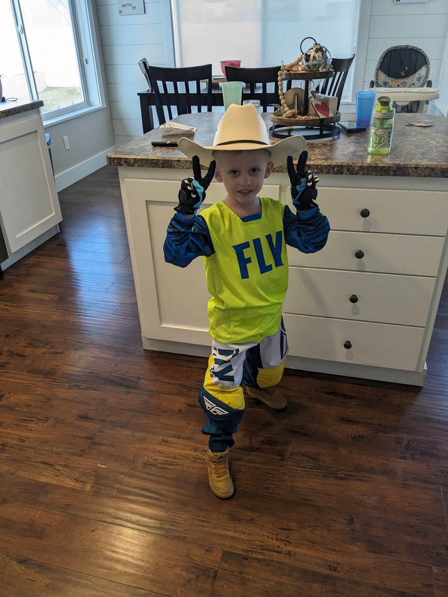 ColeBeanz3's tweet photo. Ready for the 450 heats!! We have a little @CowboyPless fan! Yeeeeehawwww!!! @SupercrossLIVE https://t.co/hOBcpwY0Xc