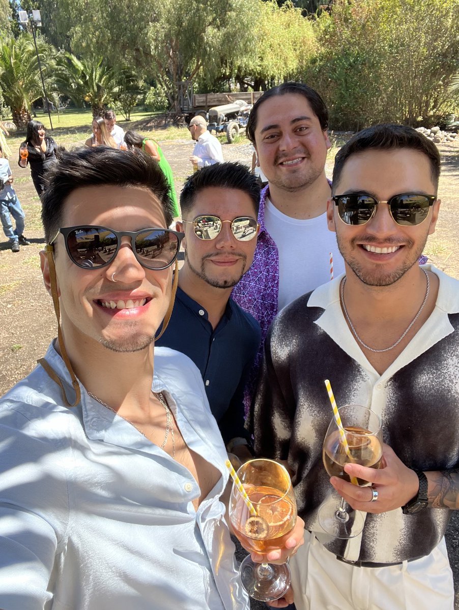 RodGarraud's tweet photo. Hoy #ModoMatri con mi team @p4olobeltran @benjaverdejor @_matiasignaciob 🫶🏼🤍 https://t.co/E8a1XeQerG