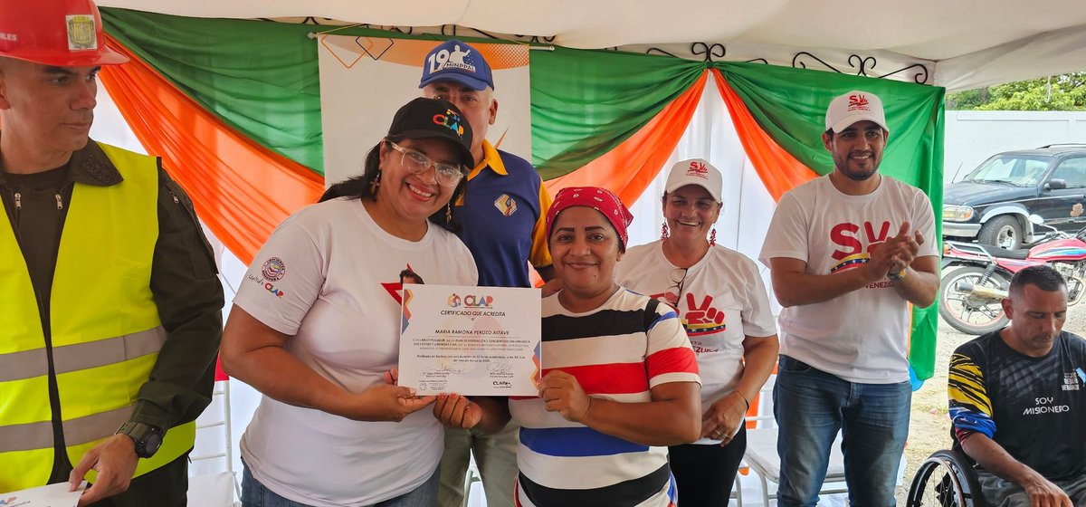 MinAlimenVen's tweet photo. #Barina | En el marco de la programación para festejar el 8vo Aniversario de los #CLAP se llevó a cabo un hermoso acto de entrega de certificados del Plan de Formación a líderes y líderesas de los #CLAP del municipio Cruz Paredes.

#CaminaConLaCultura https://t.co/qbyCMpkKhe