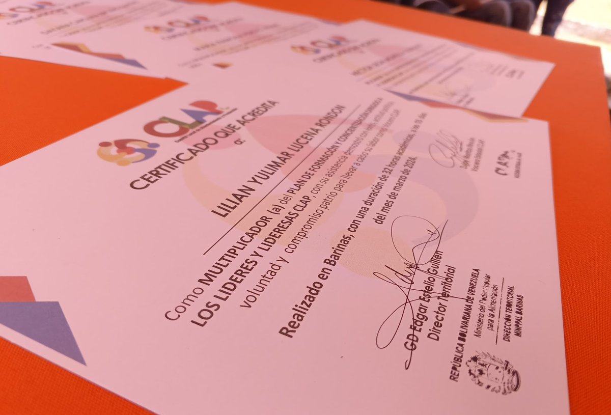 MinAlimenVen's tweet photo. #Barina | En el marco de la programación para festejar el 8vo Aniversario de los #CLAP se llevó a cabo un hermoso acto de entrega de certificados del Plan de Formación a líderes y líderesas de los #CLAP del municipio Cruz Paredes.

#CaminaConLaCultura https://t.co/qbyCMpkKhe