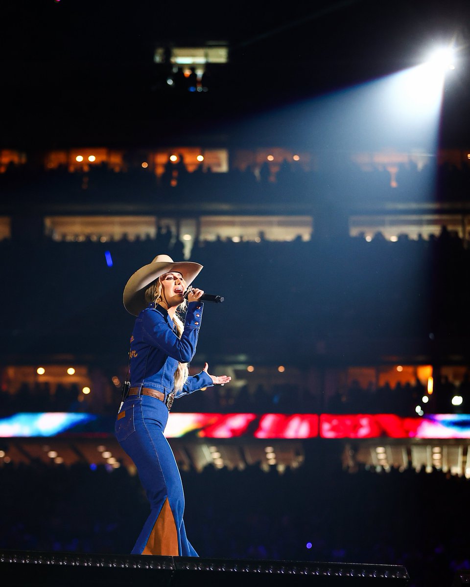 Wildflowers and wild horses (and <a href="/laineywilson/">Lainey Wilson</a>) 🫶