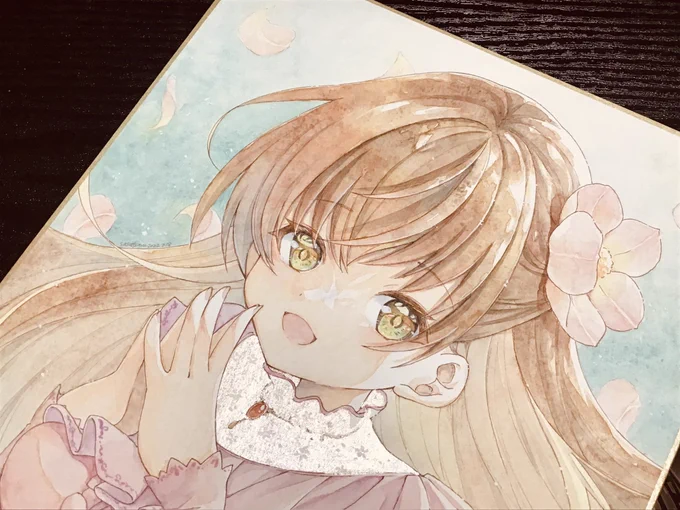 大色紙サイズ水彩イラストは額を外して色紙風加工しました。やっぱ額の方が華やかだなあと思うけど、研究の末(大袈裟)ついに大色紙サイズ加工の悩みが解消されました!手間と資材費は上がっちゃうけど湾曲が無くなった…今日明日あたりお値段調整の上BOOTHに戻す予定です 