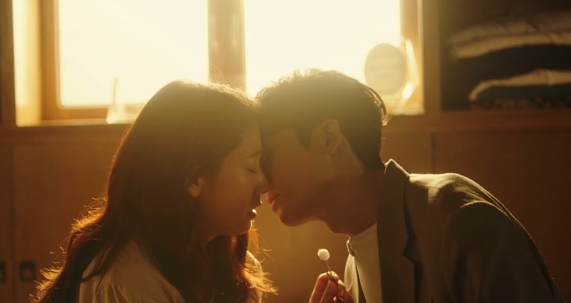 ssinzhyeee's tweet photo. WHY IS THIS FCKING ORANGE LIGHT ALWAYS IN THEIR KISSING SCENES?? 😭😭😭

#DoctorSlump https://t.co/rsUGWowoK7