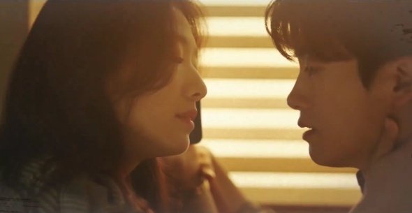 ssinzhyeee's tweet photo. WHY IS THIS FCKING ORANGE LIGHT ALWAYS IN THEIR KISSING SCENES?? 😭😭😭

#DoctorSlump https://t.co/rsUGWowoK7