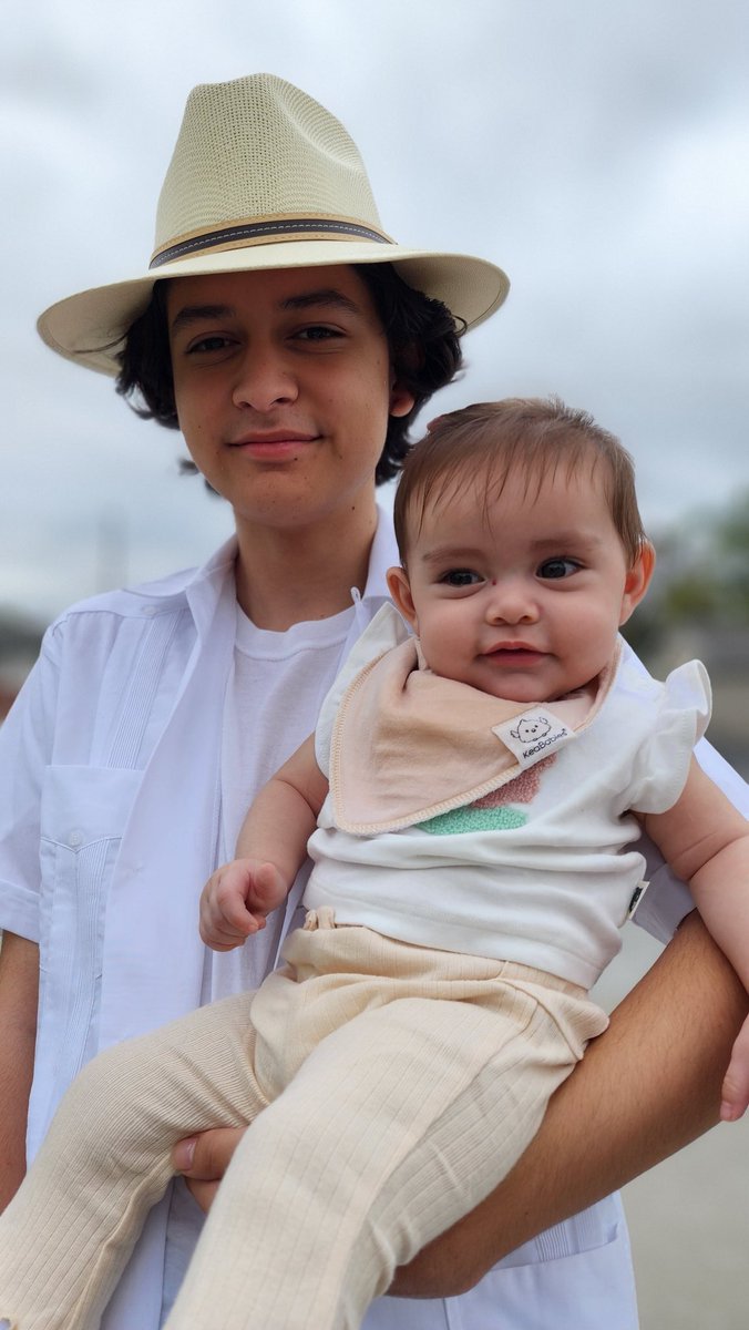 Signhang's tweet photo. My world. https://t.co/6b7sFaVZ5K