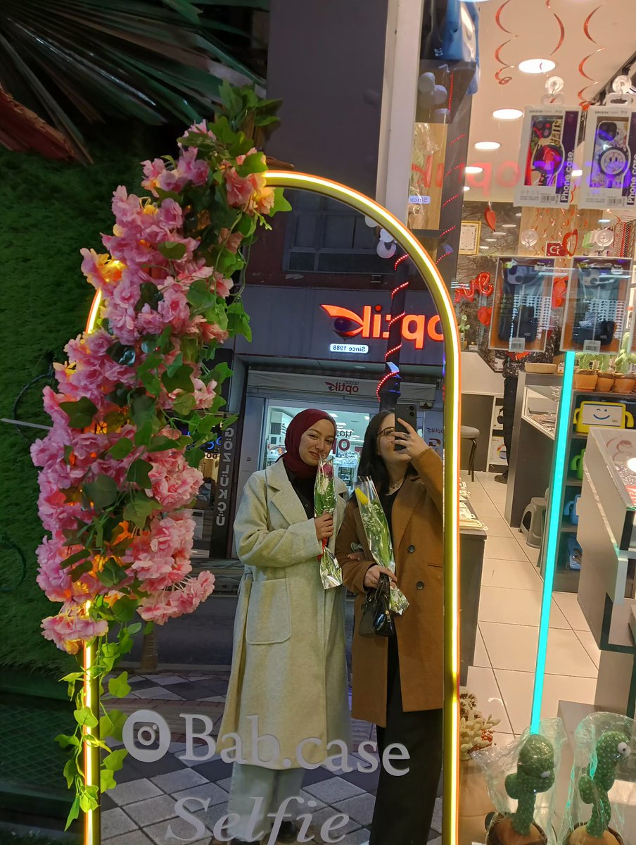 loragizem's tweet photo. Ben bugün biricik üniversitesi dostuma tatlı, kahve ve çiçek günü yaşattım... 🌷💖🌸 https://t.co/qMF04F1x4i