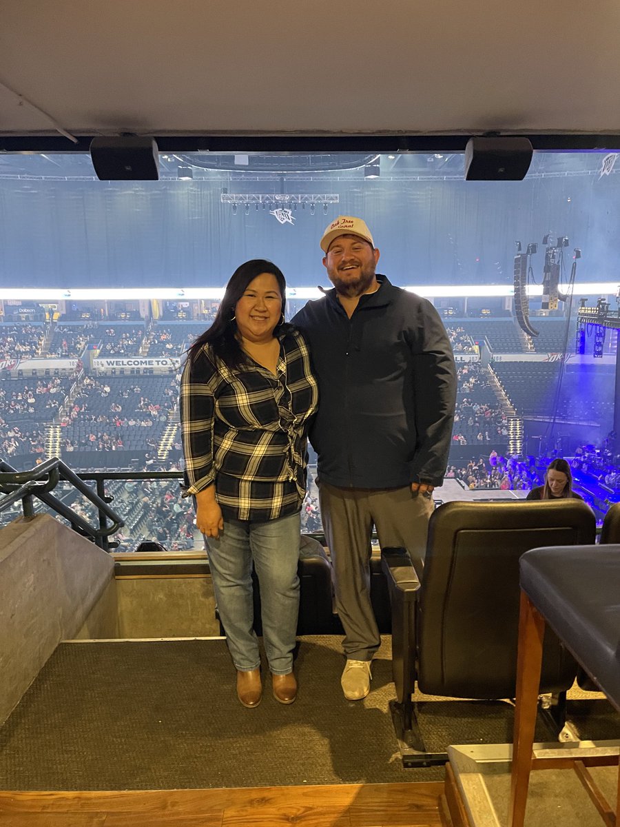 AKlingelhoeffer's tweet photo. Selena walked down the aisle to @benrector just minutes after I approached the priest with @DanAndShay in the background.
Of course we got tickets to the show.
#foreverlikethat
#fromthegroundup https://t.co/u6RGMw3AgR