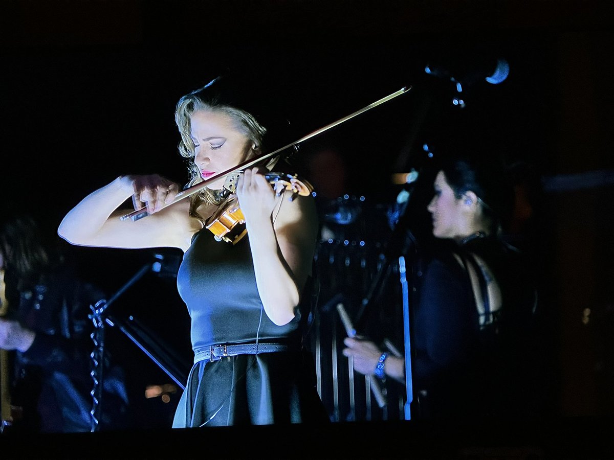 Rewatching @HansZimmerLive in Prague, @Rusanda absolutely owning The DaVinci code 🎻 🎶