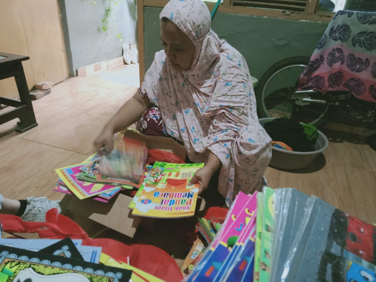 ewink_tie's tweet photo. Teman2 selamat pagi. Barangkali dianrara teman2 msh ada yg mau bantu utk beli bukunya agar habis monggo. Utk pegangan ibunya sehari2. https://t.co/koGc4RW4wD