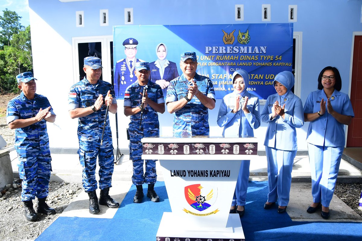 'Rumah Dinas Baru Bagi Airmen: Kasau Resmikan Rumah Dinas Baru Lanud YKU Timika' 💂🏻‍♀️ Kepala Staf Angkatan Udara (Kasau) Marsekal TNI Fadjar Prasetyo, S.E., M.P.P., CSFA. di dampingi Ketua Umum PIA Ardhya Garini Ny. Inong Fadjar Prasetyo meresmikan 10 unit rumah dinas type 54 di…