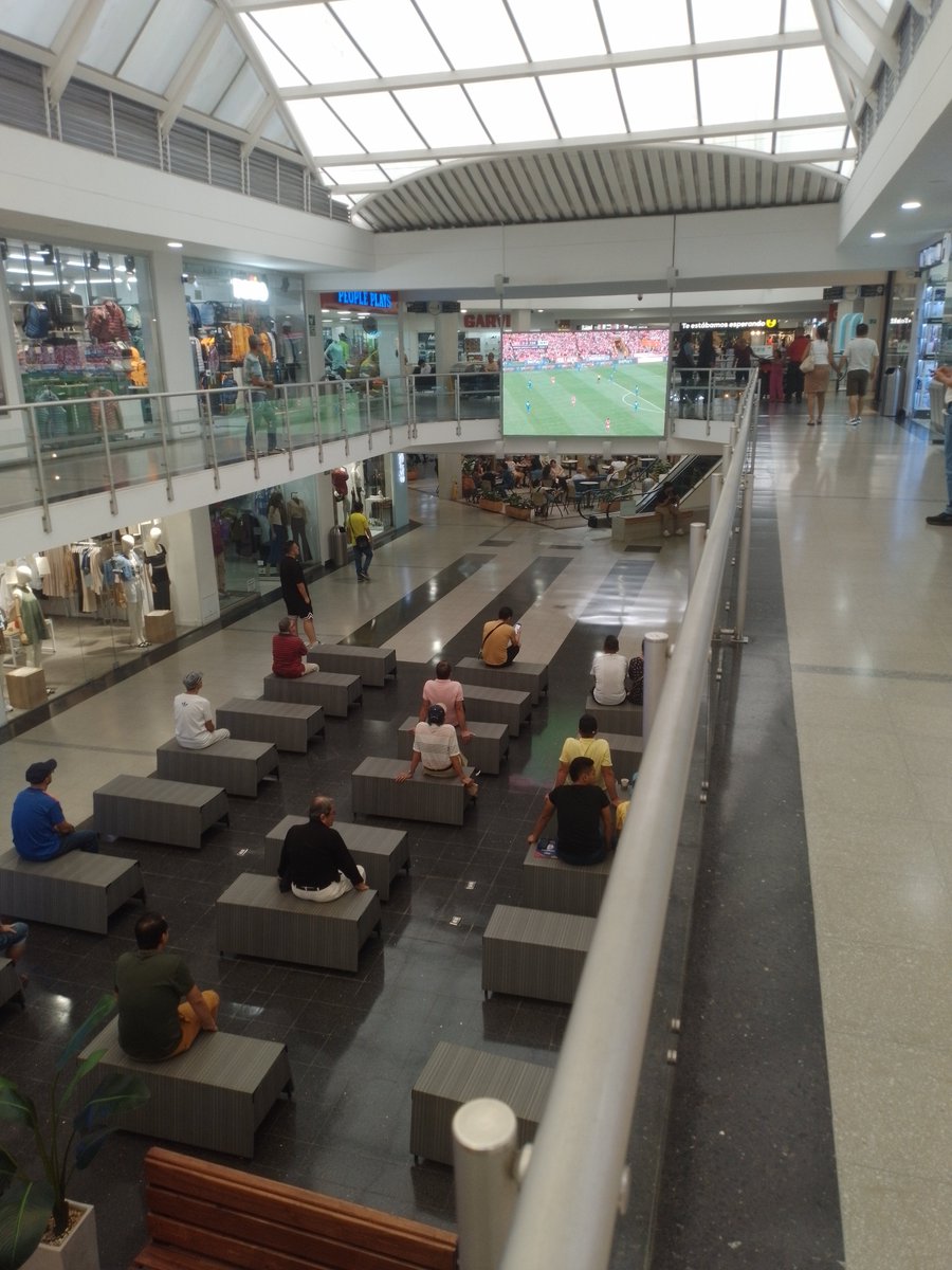 hombre ver fútbol en pantalla gigante hombre ser feliz