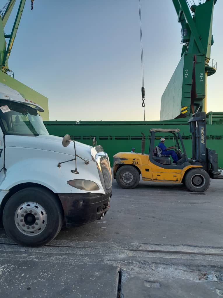 Desde el puerto de Cienfuegos se realizan operaciones de descarga de alimentos destinados a la canasta familiar.<a href="/MincinCuba/">Comercio Cuba</a> <a href="/Asegem_OC/">Asegem</a>