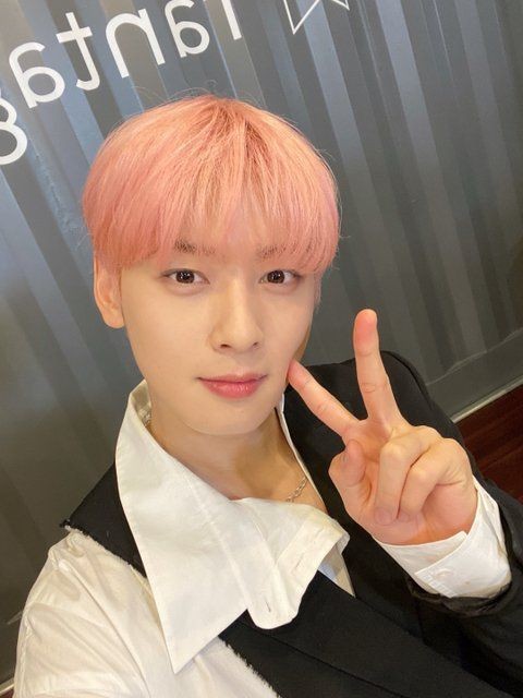 EF97LN's tweet photo. ،، 𝗹𝗲𝗲𝖻𝖾𝗈𝗆 ⭑ ࣪ 𝗎𝗉𝖽𝖺𝗍𝖾 𝗈𝗇 #APGRAM ¡
Tive que comer um pouco antes da festa, não estava me sentindo bem durante o dia, mas fiquei bem pra dar um pulinho rápido, está tudo muito lindo. 🎉 https://t.co/ntxGO80lWQ