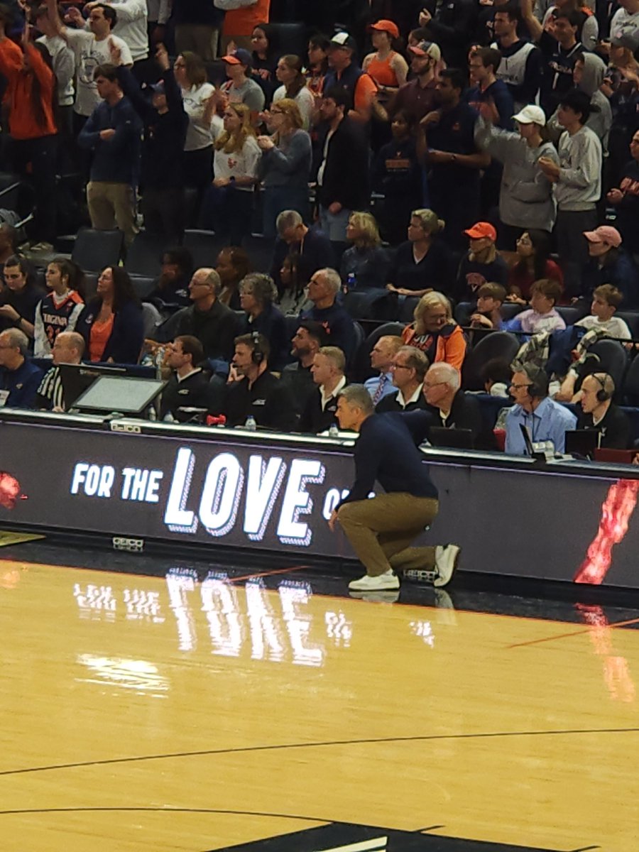 MaryDBooker's tweet photo. Perfectly timed picture 🏀 @VirginiaSports @UVAMensHoops https://t.co/DnKRgfAgVd