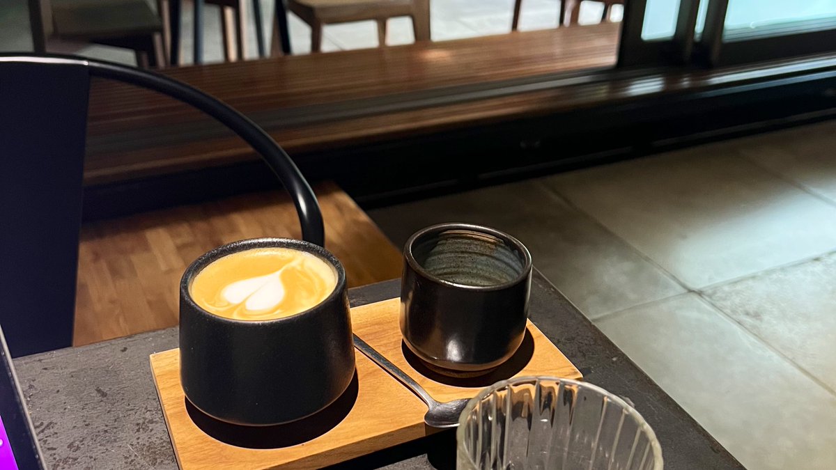 rengeng-rengeng kopi

range minum kopi saya luas, dari starling - kopi ratusan ribu saya ga pilih-pilih.

pada masa muda ya pernah jadi pendekar, bahkan dulu suka nulis kopi di web minumkopi, entah masih ada ga webnya

namun, lambat laun setelah mengenal industrinya akhirnya