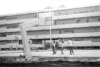 CubaOrtografia's tweet photo. #EstampasDeMiCuba - Durante muchísimos años, se intentó romantizar el concepto castrista de «escuelas en el campo». Hubo padres que llegaron a defender ese supuesto proyecto de vinculación del estudio y el trabajo, asociándolo incluso a algo que jamás dijo José Martí.

¿Pero qué eran estas escuelas en el campo? Sobre ellas he escrito anteriormente y aquí te dejo tres hilos con muchos más detalles:

1. LAS ESCUELAS SECUNDARIAS BÁSICAS EN EL CAMPO (ESBEC). Parte I. https://t.co/bXimcicse9

2. LAS ESCUELAS SECUNDARIAS BÁSICAS EN EL CAMPO (ESBEC). Parte II. https://t.co/B5VHREzksQ

3. LAS ESCUELAS SECUNDARIAS BÁSICAS EN EL CAMPO (ESBEC). Parte III.  https://t.co/OonGkiMY3L

Los niños llegaban a la escuela con cierta motivación y alegría. El ingreso a la escuela en el campo era aceptado en principio por ellos como una aventura, sin mirar, desde luego, mucho más allá de sus narices. Cuando pasaban unos días, la aventura comenzaba a hacerse pesada. Se extrañaban a los padres y hermanos, la comida que hacía la mamá, su cama, el barrio, la posibilidad de jugar luego del regreso de la escuela. Se unía a la nostalgia por su casa y familia —ya de por sí suficiente para crear una crisis emocional en el niño— la agresividad del medio. 

En la escuela, había niños de todas las extracciones sociales, familias de delincuentes y hasta religiosas. El robo de propiedades era inmenso, a veces estimulado por las mismas familias que carecían en sus casas de los recursos entregados a los niños en la escuela, como toallas, sábanas, mosquiteros, tenis, zapatos, entre otros.

Generalmente, los niños más grandes, fuertes y con las actitudes más negativas, provenientes de familias disfuncionales, eran ubicados como jefes de albergues, que llegaban a funcionar como verdaderas galeras de prisiones aplicando castigos a los demás niños: tenerlos formados, parados en atención hasta altas horas de la madrugada, golpizas, limpieza de baños y cientos de castigos que una mente infantil retorcida, con la anuencia de los adultos que dirigían la escuela, podía crear.

A esta situación, le agregamos el régimen escolar que se orientaba implantar, que para que fuera educativo debía ser férreo: de pie a las 6.00 am, desayuno de 6.15 a 6.45 am, inspección hasta las 7.00 am, un acto político llamado matutino a las 7.05 am, clases a partir de las 7.15 am para la mitad de una escuela con capacidad para más de 500 alumnos. 

La otra mitad iba para el trabajo agrícola. Estos regresaban entre las 10.30 y las 11.00 am. Si tenían agua, se bañaban y se preparaban para almorzar y comenzar las clases a la 1.00 pm. La otra mitad, la que estaba en clases, terminaba a las 12.05 del mediodía, almorzaba y salía para el trabajo agrícola, regresaba a las 4.30 pm, se bañaba y comenzaba el estudio a las 5.30 pm hasta las 7.30 pm. A esa hora empezaba la comida, que a veces terminaba sobre las 9.00 pm. A las 10 pm era oficialmente la hora de dormir, pero entonces comenzaba a funcionar un submundo de abusos, robos, agresiones, sexo forzado, que llegó al extremo de cobrar decenas de vidas de esos niños a manos de sus propios compañeros; o por accidentes de camiones y carretas en los que se trasladaban al campo, caídas de los aleros de los edificios mientras se movían a los albergues de las hembras en busca de relaciones sexuales o simplemente para observar desnudas a sus compañeras, ahogados en ríos y presas cercanas a la escuela, entre otros.

Se pueden mencionar muchos otros problemas que «decoraban» el mundo de las ESBEC y los IPUEC, que un niño entre 11 y 17 años tenía que enfrentar a solas: profesores y otro personal de aseguramiento sin la adecuada preparación que hacían atrocidades y eran elementos activos del proceso de corrupción de las escuelas; una promiscuidad sexual horrenda y una descomposición moral inmensa; la mala calidad de las construcciones con instalaciones hidráulicas, sanitarias y eléctricas que solo funcionaban unas semanas o varios meses; todos los edificios tenían filtraciones en techos, paredes y pisos; las heces fecales navegando dentro de los dormitorios y pasillos. Los equipos instalados eran de países del área socialista, en su mayoría, por lo que se rompían sistemáticamente debido a su pésima calidad. En un principio, la comida era aceptable. Con el paso de unos años, se convirtió en un desastre.

Muchas de estas escuelas tuvieron que ir cerrando y los alumnos reubicados en las que aún mantenían mínimas condiciones, lo que provocó entonces un fenómeno de hacinamiento en que escuelas concebidas para 520 alumnos llegaron a tener 700 y más. No es una exageración afirmar que el plan de las ESBEC y los IPUEC fue abuso infantil y trabajo forzoso.