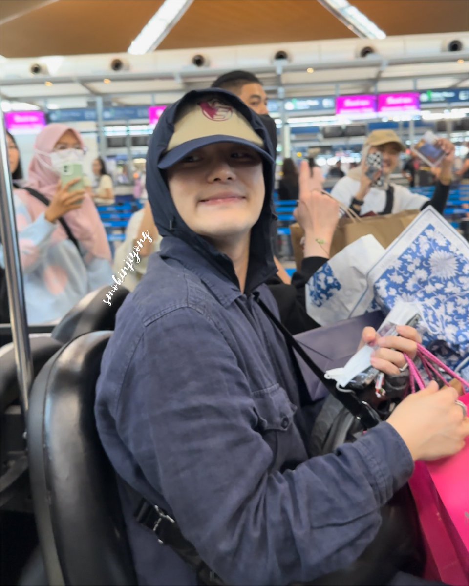 smokinjiyong's tweet photo. I JUST FELL ON THE FUCKING FLOOR PLS DEAN IS SO ADORABLE 😭❤️‍🩹

#DEANTabberMY 
#DEANwithTabberLiveinMalaysia https://t.co/dn0c3F3yNX