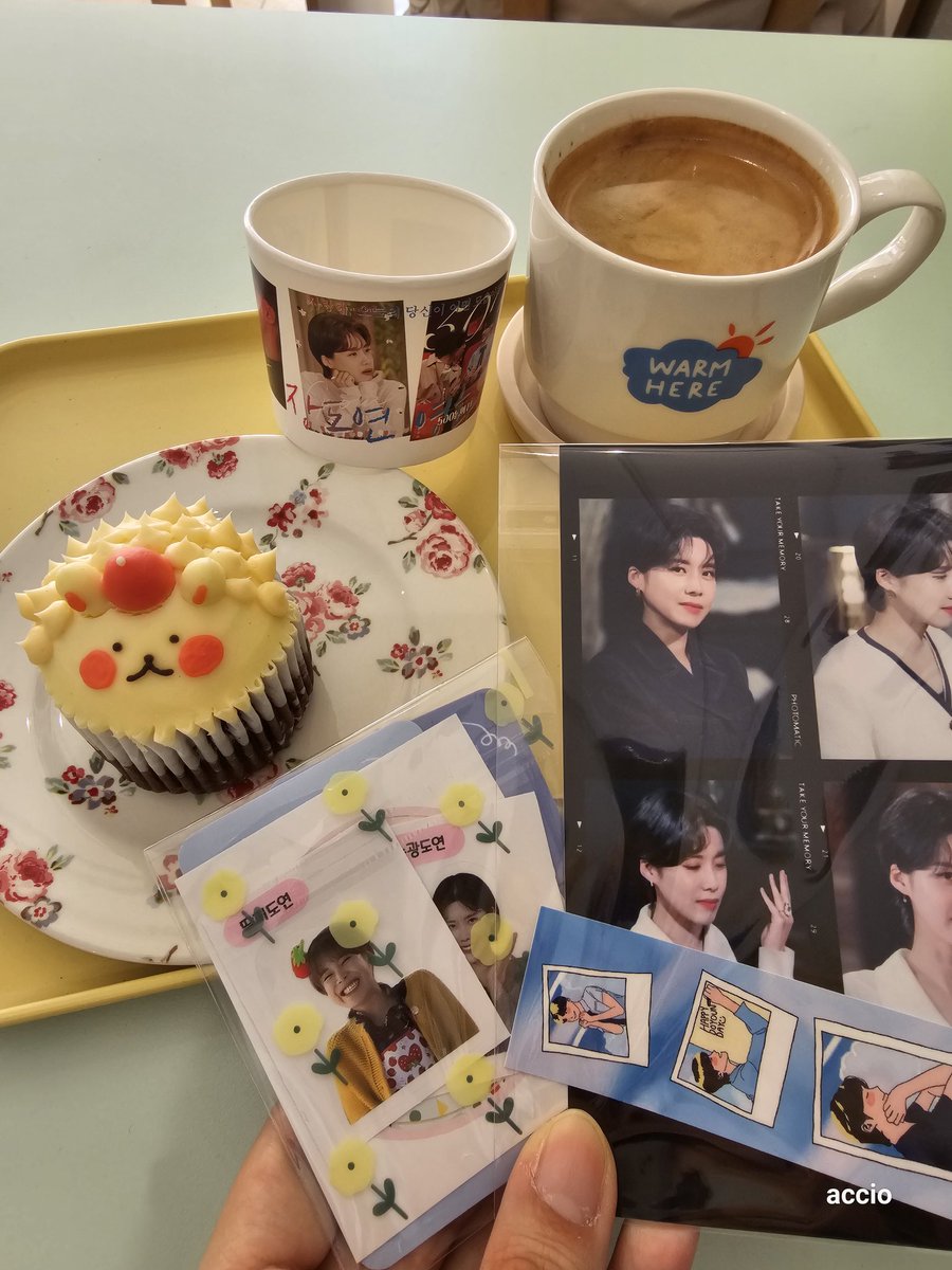 도연언니 생일카페💚
모두가 편히 즐길 수 있는 코미디를 행하며, 본인의 영역을 넓고 탄탄하게 넓히고 있는, 멋진 도연언니의 생일을 진심으로 축하합니다🤟
저 귀여운 컵케이크에 포크를 꽂아야 하는 극악한 짓을 해야했지만 맛있었다😁
#2024_장도연_HBD_영화제