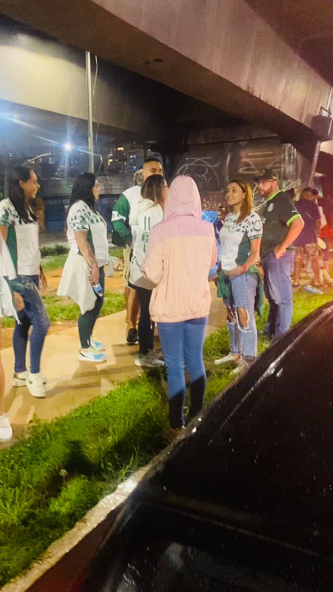 ritmodetorcida's tweet photo. Ontem, no Dia Internacional da Mulher, a Mancha Verde distribuiu para mulheres em situação de rua
200 "kit dignidade", com itens como: Água, Absorvente, Escova dental, Pasta dental, Escova de cabelo, Laço de cabelo, Papel higiênico, Sabonete, Desodorante, Shampoo e condicionador, Batom (manteiga de cacau) e Chocolates.