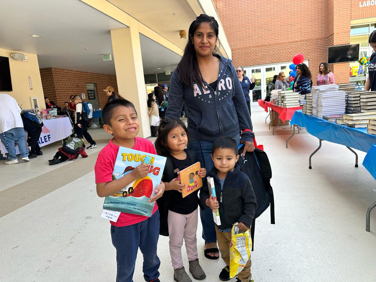 profe_c's tweet photo. The CA Together We Rise Citizenship Clinic &amp; Reading Opens the Wold Community Fair. #RealSolutionsForKids @AFTunion @FirstBook https://t.co/hkD0OVaOcW
