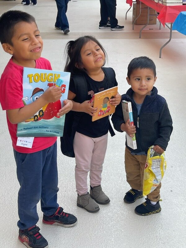 profe_c's tweet photo. @AFTunion @FirstBook Spreading the love of reading &amp; breaking down barriers to naturalization! #RealSolutionsforKids @AFTunion @CFTunion https://t.co/FYP95zcy3m