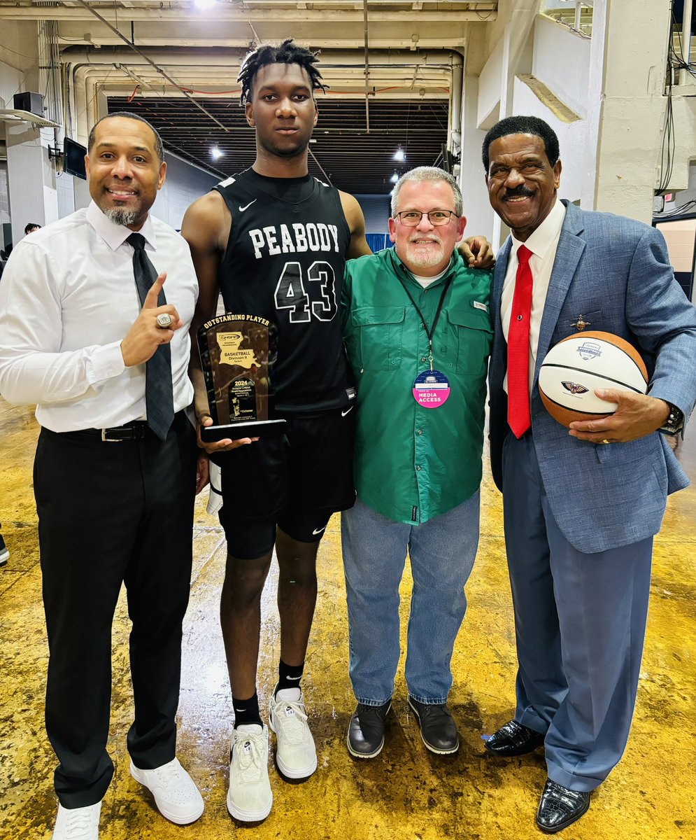 An Overtime THRILLER!!! But the Peabody Warhorses pull it out 43-40 and win State Championship #10 for the Peabody Basketball program!!! Congratulations to Hall of Famer Charles Smith Jr. on his 10th ring!! Honored to have been the play-by-play voice for the last 9 titles 🏀