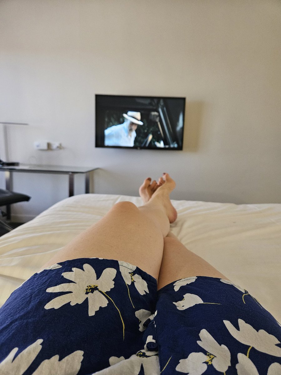 Demiwolfangels's tweet photo. When you've spent a lovely Sunday morning with a beautiful lady... you then get to relax and watch a movie while you wait for room service to arrive before heading back to reality ❤️❤️❤️ https://t.co/MNA2HLZNSa