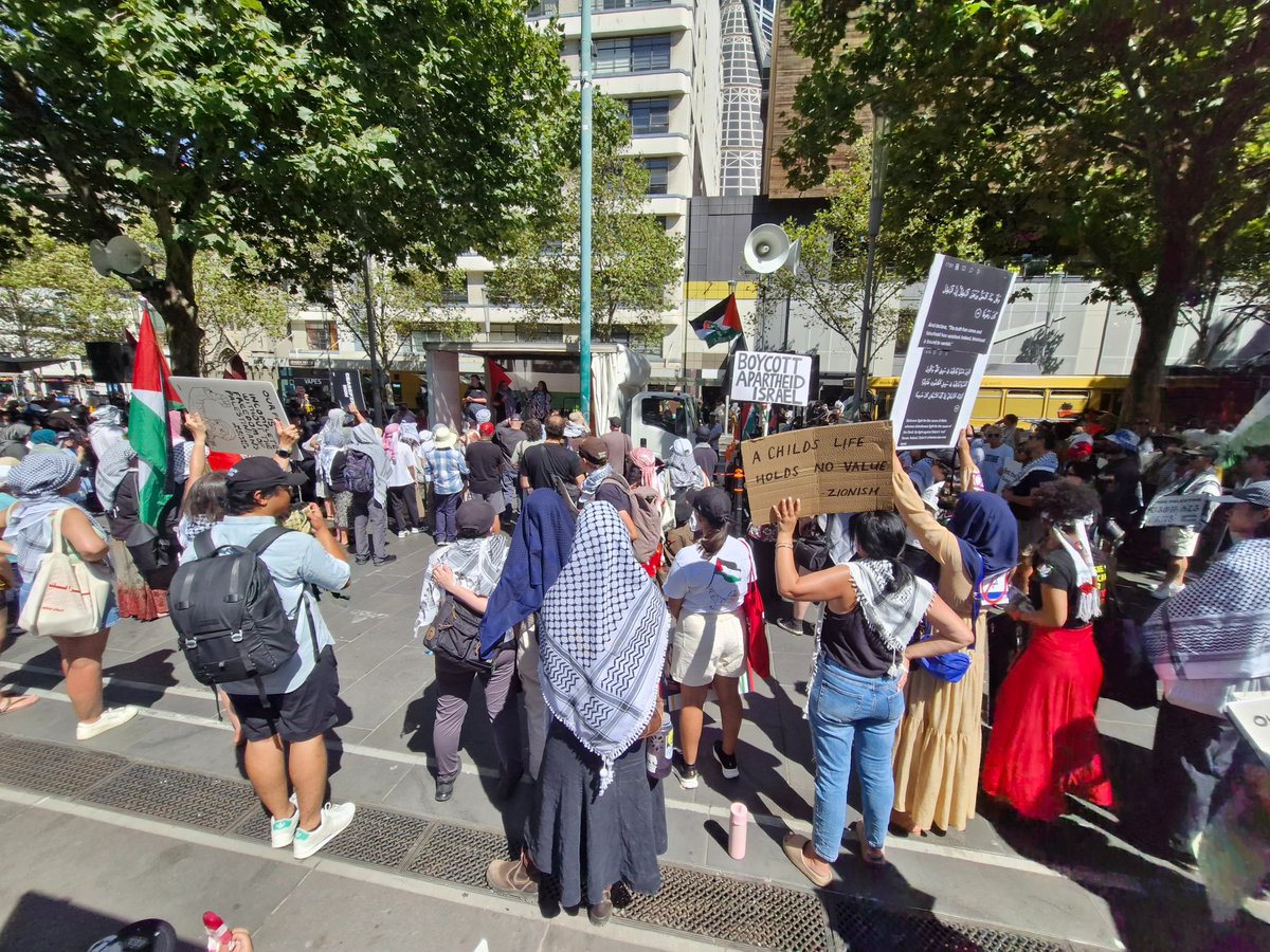 Naarm Melbourne rally for Palestine kicks off denouncing the Albanese Labor Government for handing genocidal Elbit $900m, cutting UNRWA aid over cynical Israeli lies, and pretending to care about IWWD while helping starve Gaza.

Hundreds out again despite the horrific heat 🇵🇸