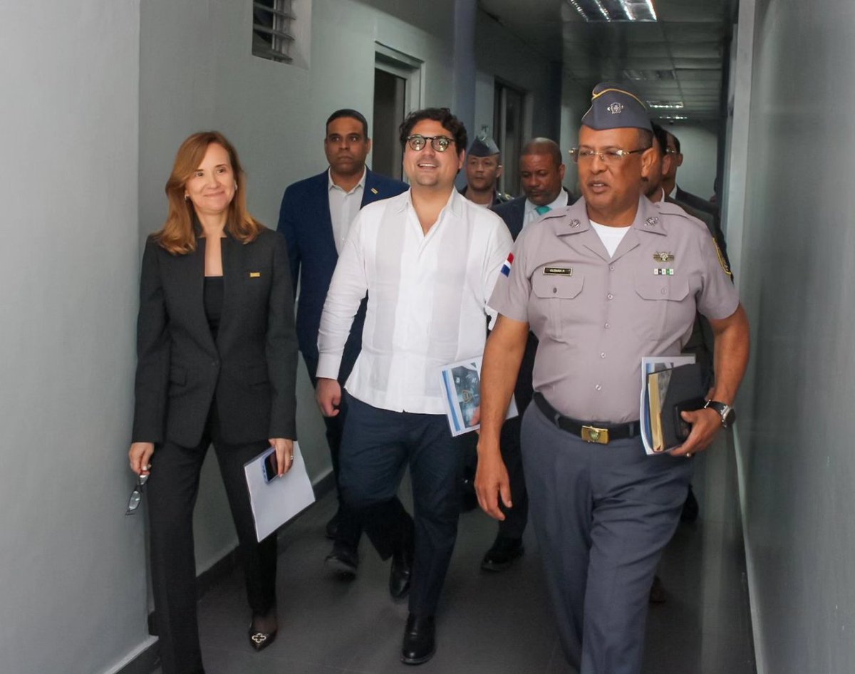 pesqueiradiego's tweet photo. *Revolución en Seguridad: @PoliciaRD y BCIE presentan "Proyecto C5i Seguridad Pública"*

El director general de la Policía Nacional, mayor general Ramón Antonio Guzmán Peralta, sostuvo una reunión de trabajo con la presidenta ejecutiva del Banco Centroamericano de Integración Económica (BCIE), la señora Gisela Sánchez. Durante este encuentro, se abordaron temas de gran relevancia y se presentó el proyecto relativo al "C5i Seguridad Pública", el cual implica una actualización de programas de tecnología de comunicación, ciberseguridad y vigilancia de la institución del orden.

"Este plan integral también incluye la creación de un centro de seguridad y monitoreo en tiempo real, de alcance internacional", destacó el director Central de Planificación y Desarrollo, coronel Juan Antonio Bello Balaguer, subrayando la importancia de este proyecto, cuyo propósito es situar a la institución en condiciones óptimas para prevenir y combatir las amenazas persistentes a la seguridad pública de la región y del país.

Durante el transcurso de la reunión, realizada en el salón del Centro para el Control de Análisis Delictivo, ubicado en la sede central de la institución del orden, se destacó que este proyecto facilitará la toma de decisiones basadas en datos y la integración de diferentes instituciones. 

Asimismo, se resaltó la importancia de contar con una mejor central de comunicaciones y la integración en tiempo real, incluyendo videoconferencias a nivel nacional, con todos los destacamentos del país.

Entre los asistentes a esta importante reunión se encontraban el Inspector General Policial, general Andrés Cruz Cruz; el director Central de Planificación y Desarrollo, coronel Juan Antonio Bello Balaguer; el director de Análisis y Documentación Delictiva, coronel José Del Carmen Encarnación Dicent; el encargado del Departamento de Desarrollo e Implementación de Sistemas, mayor Alejandro Aracena Gómez, y el encargado del Departamento Administrativo de Servicio TIC, mayor Nelson J. Rosario Estévez.

Además, acompañando a la presidenta ejecutiva del BCIE, estuvieron el director ejecutivo en la República Dominicana, Hostos Rizik; el gerente en el país, Manuel Ogando, y el director por Costa Rica, Erwen Masis, todos ellos representantes del Banco Centroamericano de Integración Económica (BCIE), así como el señor Juan Santiago, enlace Policía Nacional y BCIE.

En este contexto, el mayor general Guzmán Peralta enfatizó la importancia de integrar el sistema inteligente de tránsito y la video vigilancia en la seguridad ciudadana, subrayando su relevancia para garantizar una seguridad integral.

La señora Gisela Sánchez expresó sentirse afortunada de ser considerada en varios proyectos, incluyendo aquellos relacionados con la Policía Nacional. 

En ese mismo orden, se destacó la importancia de la seguridad ciudadana para todos los países y para el BCIE, manifestando su entusiasmo por colaborar y avanzar juntos.

Finalmente, al término de la actividad, se realizó una foto institucional que marca el inicio de un hito en materia de modernización, lo cual contribuirá al proceso de reforma de la institución del orden.