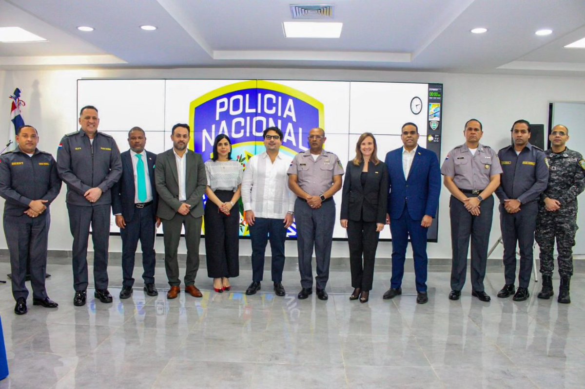 pesqueiradiego's tweet photo. *Revolución en Seguridad: @PoliciaRD y BCIE presentan "Proyecto C5i Seguridad Pública"*

El director general de la Policía Nacional, mayor general Ramón Antonio Guzmán Peralta, sostuvo una reunión de trabajo con la presidenta ejecutiva del Banco Centroamericano de Integración Económica (BCIE), la señora Gisela Sánchez. Durante este encuentro, se abordaron temas de gran relevancia y se presentó el proyecto relativo al "C5i Seguridad Pública", el cual implica una actualización de programas de tecnología de comunicación, ciberseguridad y vigilancia de la institución del orden.

"Este plan integral también incluye la creación de un centro de seguridad y monitoreo en tiempo real, de alcance internacional", destacó el director Central de Planificación y Desarrollo, coronel Juan Antonio Bello Balaguer, subrayando la importancia de este proyecto, cuyo propósito es situar a la institución en condiciones óptimas para prevenir y combatir las amenazas persistentes a la seguridad pública de la región y del país.

Durante el transcurso de la reunión, realizada en el salón del Centro para el Control de Análisis Delictivo, ubicado en la sede central de la institución del orden, se destacó que este proyecto facilitará la toma de decisiones basadas en datos y la integración de diferentes instituciones. 

Asimismo, se resaltó la importancia de contar con una mejor central de comunicaciones y la integración en tiempo real, incluyendo videoconferencias a nivel nacional, con todos los destacamentos del país.

Entre los asistentes a esta importante reunión se encontraban el Inspector General Policial, general Andrés Cruz Cruz; el director Central de Planificación y Desarrollo, coronel Juan Antonio Bello Balaguer; el director de Análisis y Documentación Delictiva, coronel José Del Carmen Encarnación Dicent; el encargado del Departamento de Desarrollo e Implementación de Sistemas, mayor Alejandro Aracena Gómez, y el encargado del Departamento Administrativo de Servicio TIC, mayor Nelson J. Rosario Estévez.

Además, acompañando a la presidenta ejecutiva del BCIE, estuvieron el director ejecutivo en la República Dominicana, Hostos Rizik; el gerente en el país, Manuel Ogando, y el director por Costa Rica, Erwen Masis, todos ellos representantes del Banco Centroamericano de Integración Económica (BCIE), así como el señor Juan Santiago, enlace Policía Nacional y BCIE.

En este contexto, el mayor general Guzmán Peralta enfatizó la importancia de integrar el sistema inteligente de tránsito y la video vigilancia en la seguridad ciudadana, subrayando su relevancia para garantizar una seguridad integral.

La señora Gisela Sánchez expresó sentirse afortunada de ser considerada en varios proyectos, incluyendo aquellos relacionados con la Policía Nacional. 

En ese mismo orden, se destacó la importancia de la seguridad ciudadana para todos los países y para el BCIE, manifestando su entusiasmo por colaborar y avanzar juntos.

Finalmente, al término de la actividad, se realizó una foto institucional que marca el inicio de un hito en materia de modernización, lo cual contribuirá al proceso de reforma de la institución del orden.