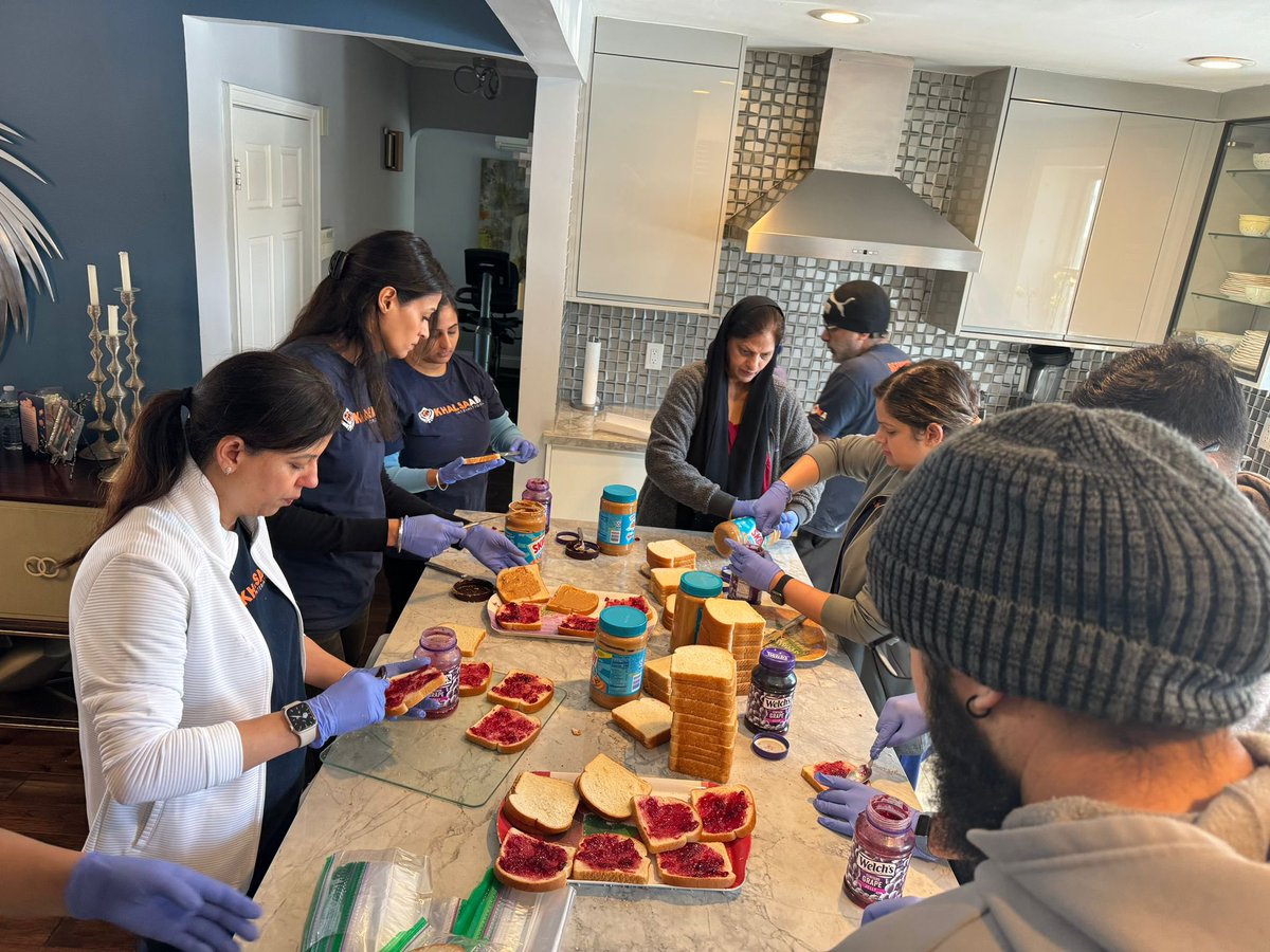 KhalsaAidUSA's tweet photo. Khalsa Aid New York prepared 300 brown bag lunches with PB&amp;J sandwiches, snack, fruit and water, plus 300 Bombas socks for Bowery Mission.These were delivered to @BoweryMission in Manhattan for distribution to the unhoused community in New York City, NY.
#khalsaaidusa #khalsaaaid https://t.co/hYimhsbIWG
